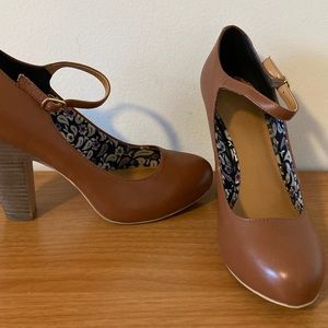 Crown Vintage Mary Janes size 8.5 light brown